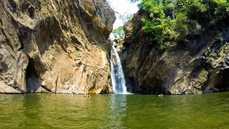 Morro Vermelho: Cachoeira de Santo Ant&ocirc;nio e Santu&aacute;rio Nossa Senhora da Piedade (N&iacute;vel F&aacute;cil)